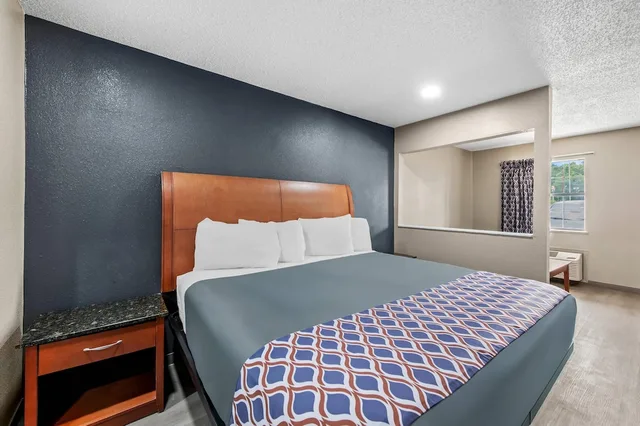 غرفة قياسية بسرير كينج، Rodeway Inn & Suites Jefferson 2/4