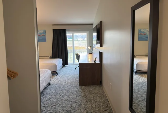 غرفة بسريرين مزدوجين، Wingate by Wyndham Geneva at SPIRE Academy 10/10