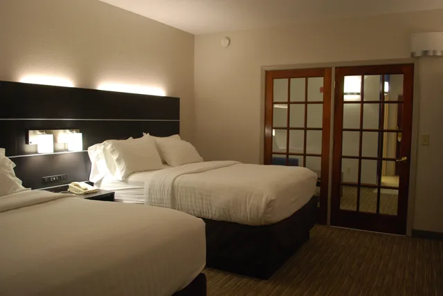 جناح بسريرين كوين مع أريكة، Holiday Inn Express Hotel and Suites Kingsport-Meadowview I-26 1/1