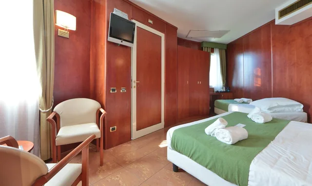غرفة كومفورت ثلاثية بسرير كينج وسرير فردي بشرفة، Best Western Hotel Anthurium 3/3