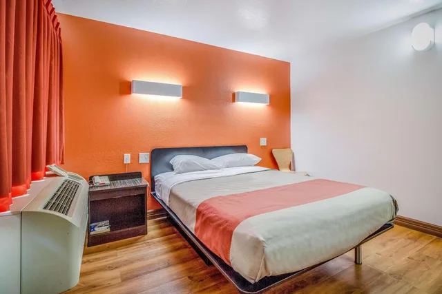 1 Queen Bed - Mobil Access Tub Nsmk Micfridg، Motel6 Conroe, TX 3/5