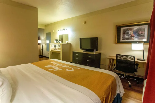 Deluxe, King Bed, Smoking, Days Inn & Suites By Wyndham Houston North/Aldine 3/6