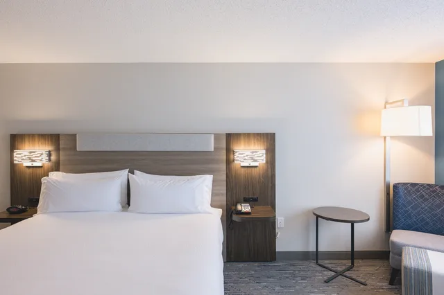 غرفة بسرير كينج لذوي الإعاقة، Holiday Inn Express & Suites Marquette, an IHG Hotel 1/10