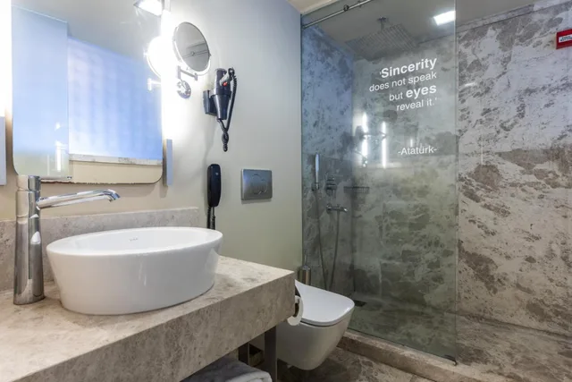 غرفة ديلوكس بسرير كوين بشرفة بحوض جاكوزي، Ramada by Wyndham Istanbul Pera 2/2