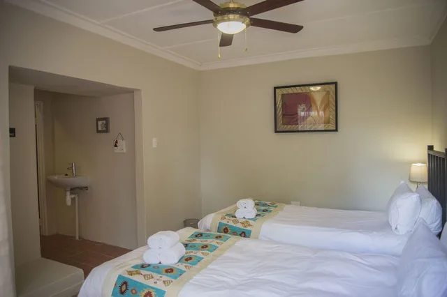 غرفة قياسية بسريرين منفصلين، Tsumeb Backpackers 9/10