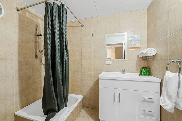 شقة بسرير كوين وسرير فردي بغرفة نوم واحدة مع أريكة، Coach House Launceston 2/2