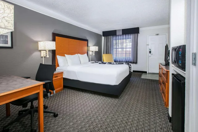 غرفة بسرير كينج، La Quinta Inn by Wyndham Dallas Uptown 2/5