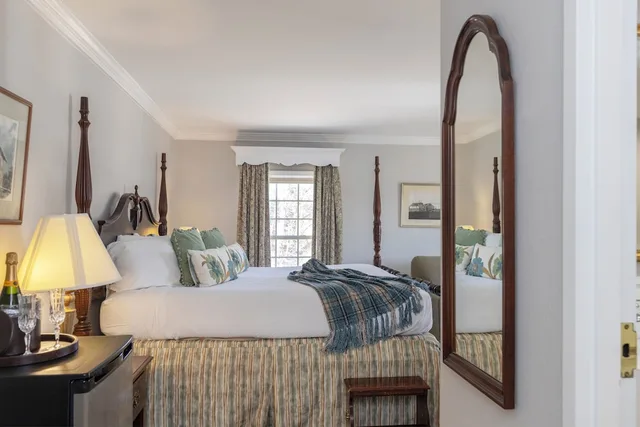 Fireside, Suite, King Bed, Sofa, Jetted Tub، Brandywine River Hotel 2/10