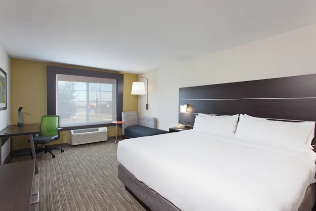 جناح بسرير كينج بغرفة نوم واحدة مع أريكة، Holiday Inn Express Hotel Suites Oakland Airport 1/5