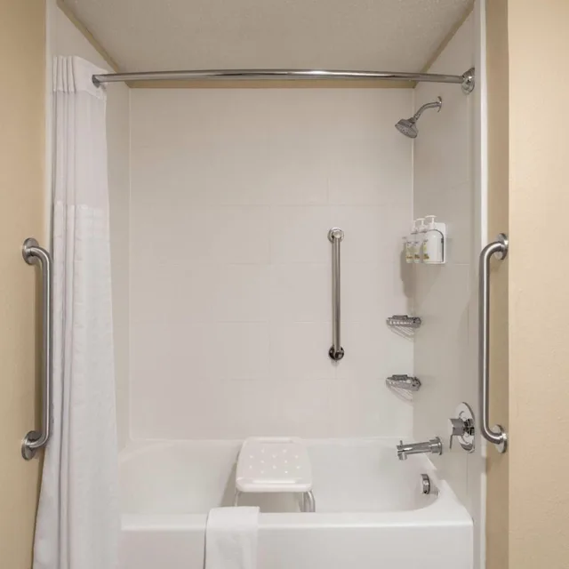غرفة بسرير كوين بحوض استحمام لذوي الإعاقة، Wingate by Wyndham Clearfield 9/10
