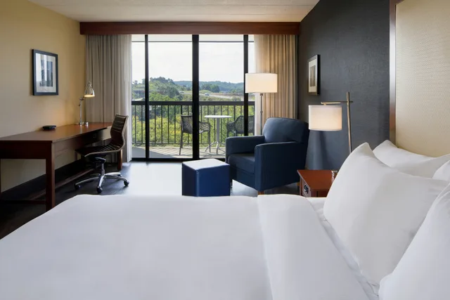 غرفة بسرير كينج بشرفة، Doubletree By Hilton Hotel Pittsburgh - Cranberry 3/7
