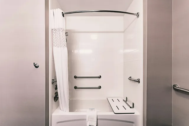 غرفة بسرير كينج لذوي الإعاقة، Hampton Inn Niagara Falls/Blvd 6/6