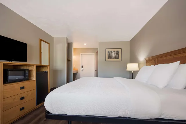 غرفة بسرير كينج لذوي الإعاقة، SureStay Plus Hotel by Best Western Rexburg 1/7