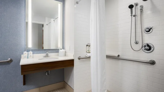 Room, 2 Queen Beds, Accessible, HOLIDAY INN RESORT FORT WALTON BEACH 5/6