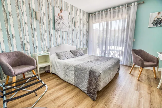 غرفة بسرير مزدوج بشرفة، Hotel Le Quercy Souillac 5/6