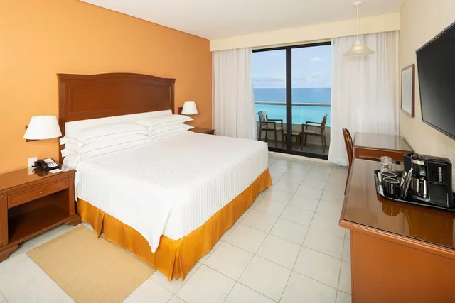 غرفة بسرير مزدوج بإطلالة على البحر، Occidental Tucancun 2/7