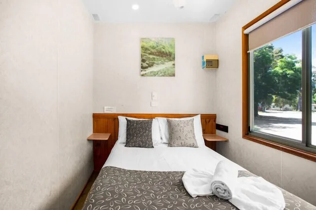 Deluxe, Cabin, 1 Double and 1 Single Bed, Bunk Bed, Breeze Holiday Parks Grampians 1/2