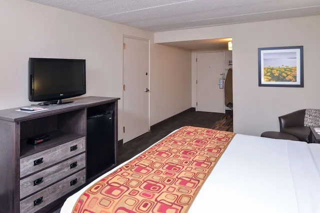 Standard, King Bed, Pool Side, Balcony, Large، Best Western Kelly Inn 2/9
