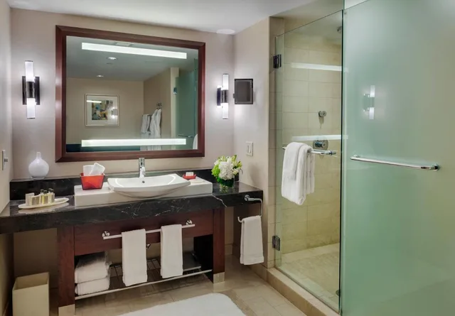 غرفة بريميير بسرير مزدوج بإطلالة، Battery Wharf Hotel Boston Waterfront 2/2