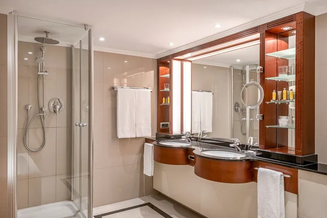 جناح جونيور بسرير كينج بغرفة نوم واحدة مع أريكة، Munich Marriott Hotel 5/6