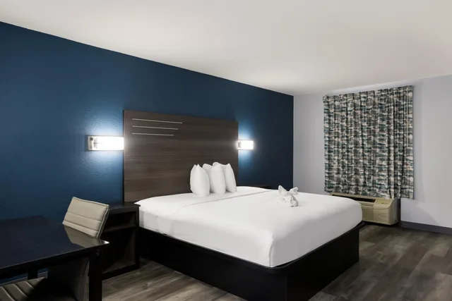 غرفة بسرير كوين بحوض استحمام لذوي الإعاقة، Suburban Studios Hinesville - Fort Stewart Area 9/10