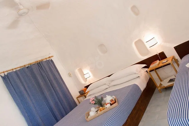 غرفة قياسية بثلاثة أسرّة، Albergo I Dammusi Di Borgo Cala Creta 2/3