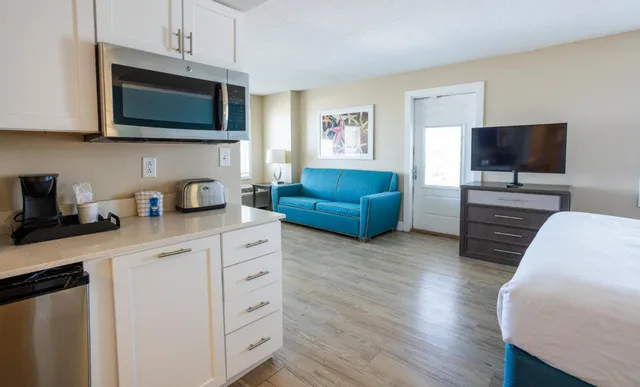 Deluxe, Suite, King Bed, Sea View, Commander Hotel 3/3