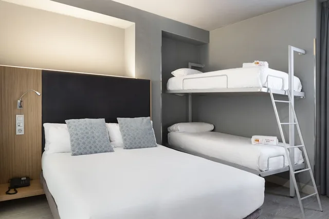 غرفة رباعية بسرير مزدوج، Petit Palace Alcala Torre Hotel 2/3