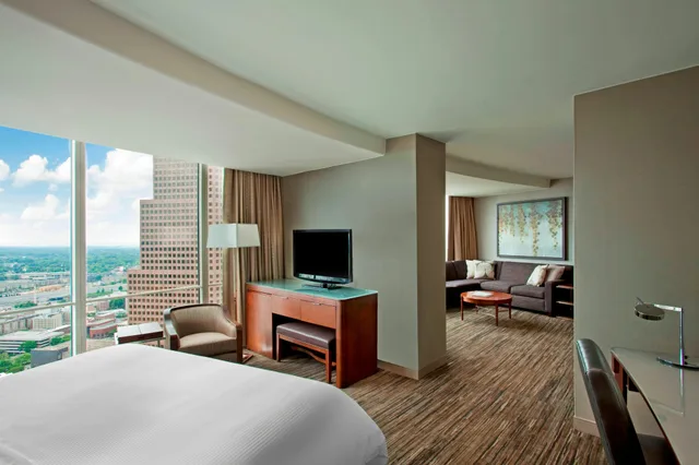 جناح جونيور، The Westin Peachtree Plaza Atlanta 1/3
