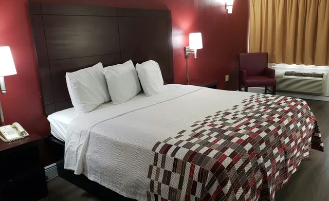 Suite, King Bed, Red Roof Inn Kenner - New Orleans Airport NE 3/4