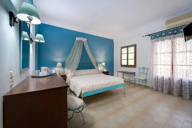 غرفة قياسية بسرير مزدوج، Zephyros Hotel Santorini 3/8