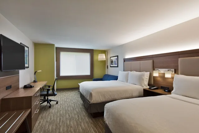 Standard, 2 Queen Beds, Accessible, Holiday Inn Express Suites Portland Airport Cascade Stn 1/4