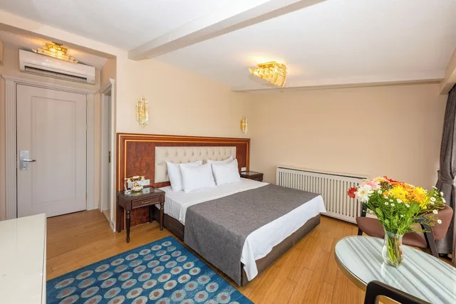 Deluxe, Queen Bed, Arden City Hotel 5/10