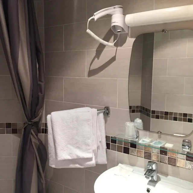 Adjoining, Double Bed، HOTEL DE LA PERDRIX ROUGE 4/5