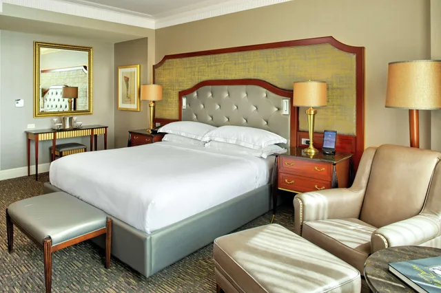 Room, King Bed, Lake View, Executive Level, Accessible، Hilton Lac Leamy 2/5