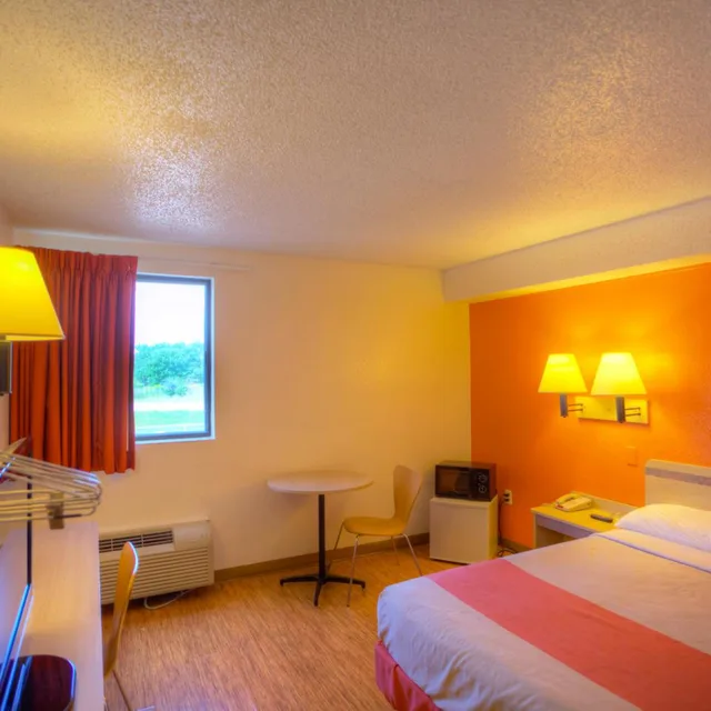 Room, Queen Bed, Accessible, Motel6 Council Bluffs, IA - Omaha East 4/10