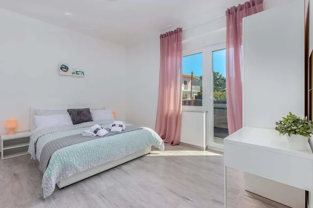 3 Bedrooms, Apartment, 2 Double and Twin Beds, Sea View، Villa Veronique 1/6
