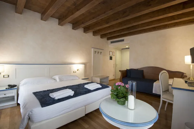 غرفة ثلاثية، Albergo Mazzanti 1/2