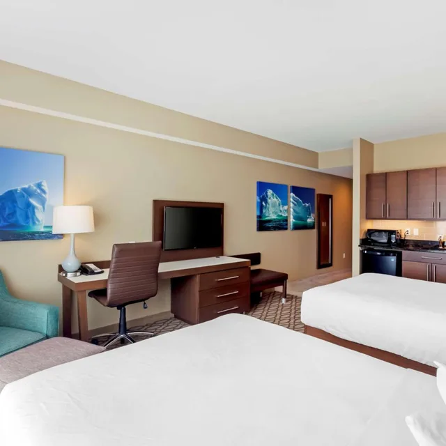غرفة بسرير كينج وسريرين كوين بمطبخ صغير، Best Western Plus St. John s Airport Hotel and Suites 5/10