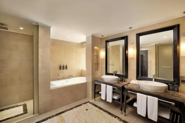 جناح كلوب تنفيذي بغرفة نوم واحدة، Sheraton Sharjah Beach Resort Spa 6/7