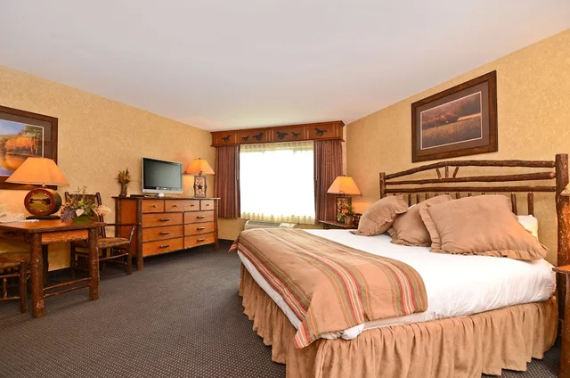 جناح بسرير كينج مع أريكة بحوض جاكوزي، Best Western Plus Kelly Inn and Suites 1/10