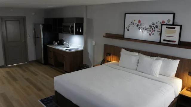 غرفة بسرير كينج لذوي الإعاقة، Hawthorn Extended Stay by Wyndham Knoxville 2/5