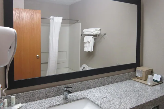 غرفة قياسية بسريرين كوين، Quality Inn Nashville Bloomington 8/8