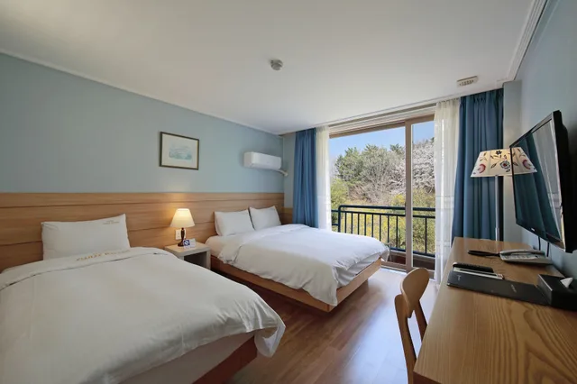 غرفة قياسية بسرير مزدوج وسرير فردي، Benikea Swiss Rosen Hotel 1/4