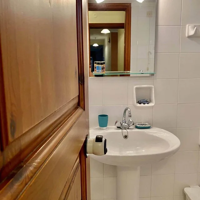 غرفة ثلاثية، Alexandra Hotel 5/6