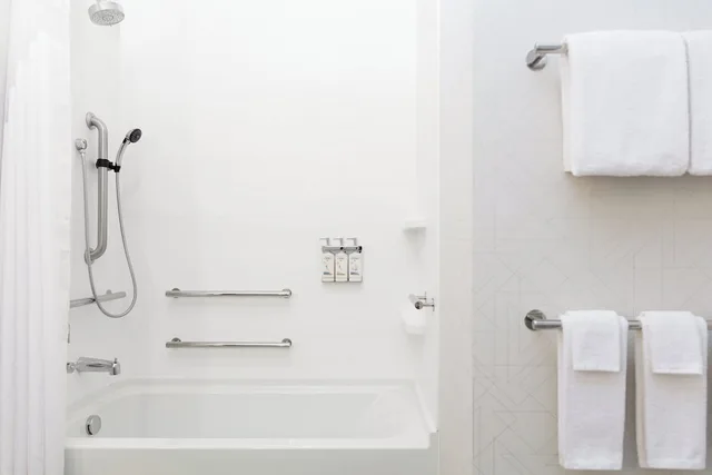 غرفة قياسية بسريرين كوين لذوي الإعاقة، Holiday Inn Express Hotel And Suites Del Rio 8/8
