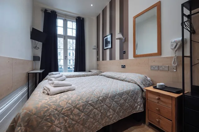 غرفة كلاسيكية ثلاثية بسرير كوين وسرير فردي، St George Paddington Hotel 1/1