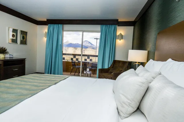غرفة بسرير كينج بشرفة، Ute Mountain Casino Hotel 1/3