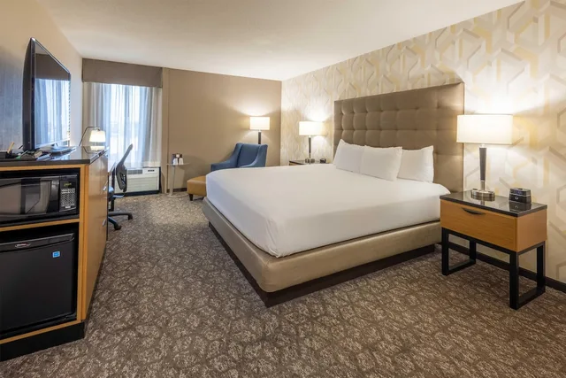 غرفة بسرير كينج، Drury Inn and Suites St Louis Airport 2/9