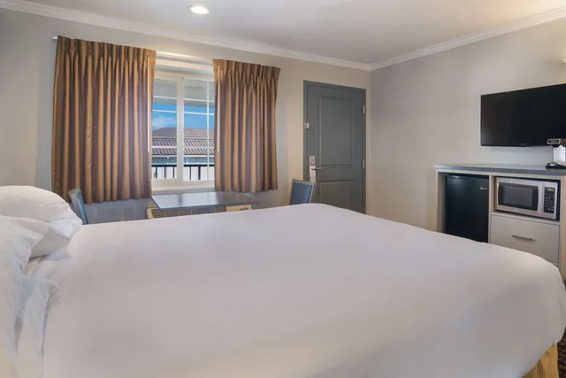 غرفة بسرير كوين وسرير فردي، SureStay Hotel by Best Western San Rafael 2/8
